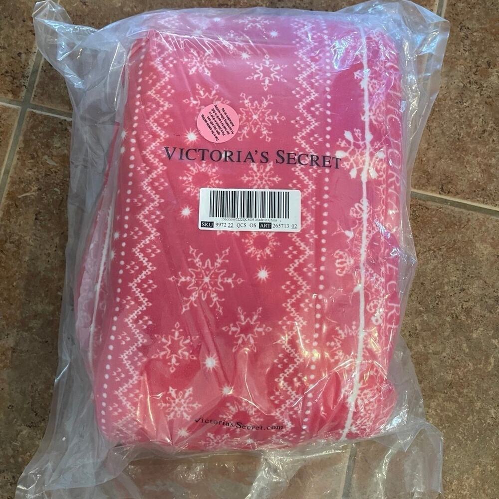 Victorias’s Secret red holiday fleece Sherpa blanket throw snowflakes NEW in Pkg